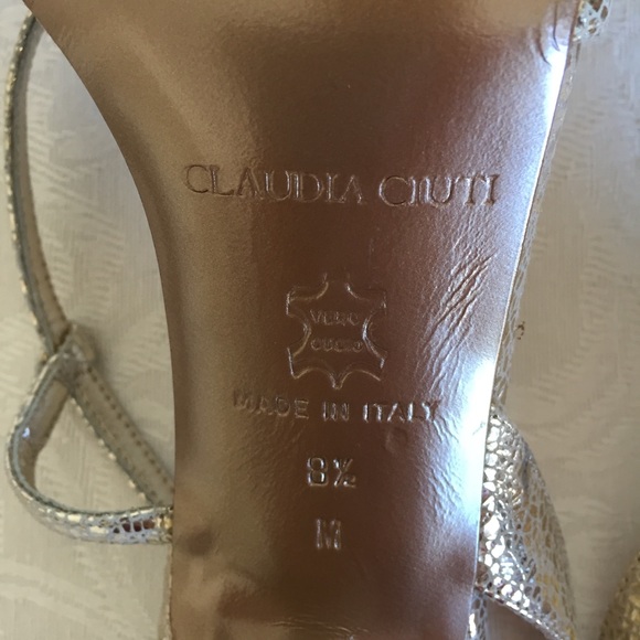 Claudia Ciuti gold flower appliqué sandals - Picture 7 of 8